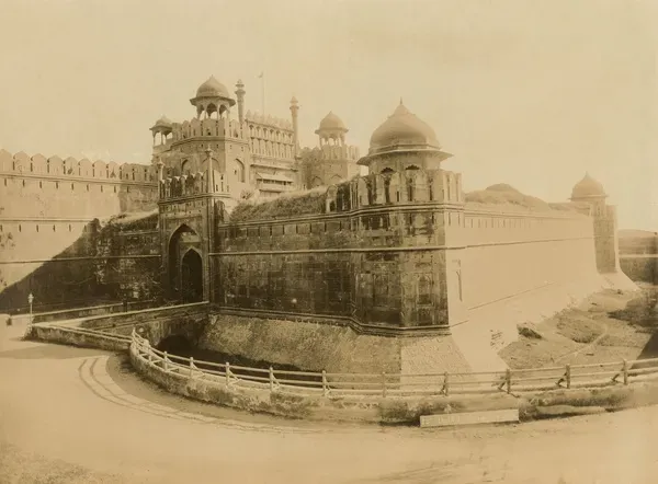 सैकड़ों वर्षों से पट्टी शहर की पहचान बना हुआ ऐतिहासिक लाल किला